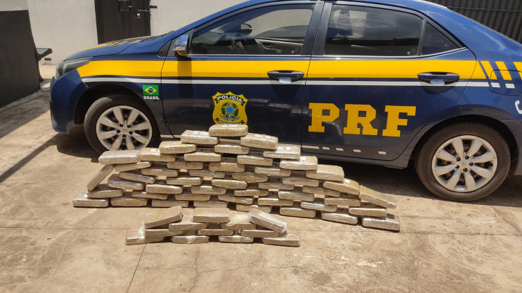 PRF apreende 64 quilos de maconha e pasta base escondidos em carga de ferro-gusa