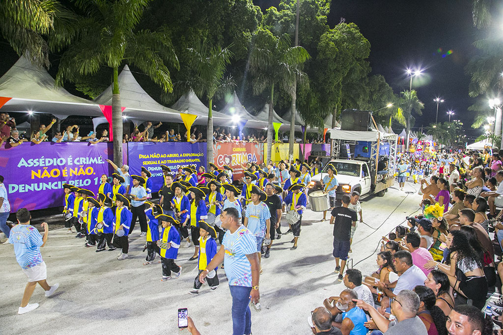 Com 800 integrantes, Corumbá do Amanhã encanta público com enredo local e belas fantasias