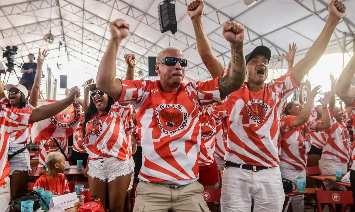 Nos 40 anos da Sapucaí, Viradouro é campeã do carnaval do Rio Nem recurso apresentado por quatro rivais impede o título da escola