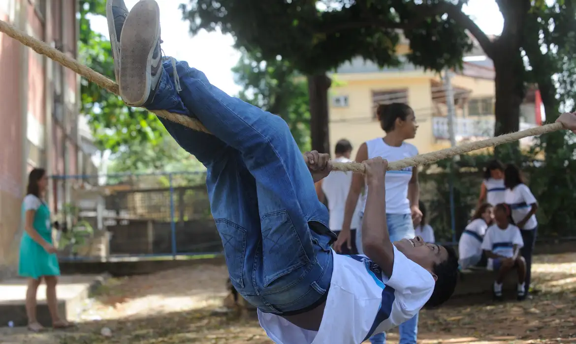 Seis em cada dez escolas estão em áreas mais quentes que a média