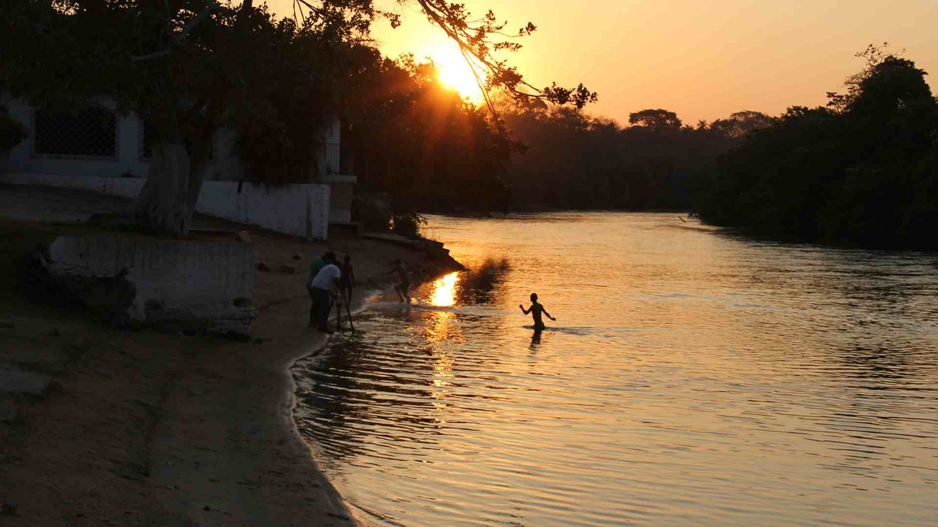 MPMS investiga construção de barracos e área com churrasqueira às margens de rio em MS