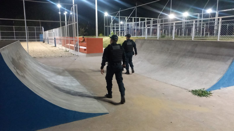 Praça de esportes em Ladário é alvo de pichação; PM flagra autor