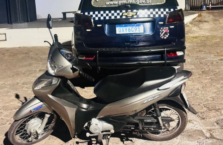 Mulher é levada à delegacia por suspeita de furto de moto