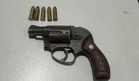 Homem é preso em Ladário com arma de fogo escondida em veículo que transportava tocos de madeira