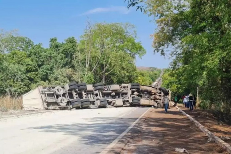 Acidente com carreta carregada de cimento paralisa tráfego na BR-262