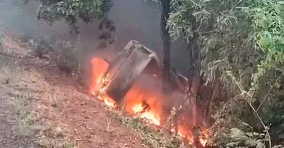 Viatura do Corpo de Bombeiros se envolve em grave acidente e pega fogo na BR-262 (vídeo)