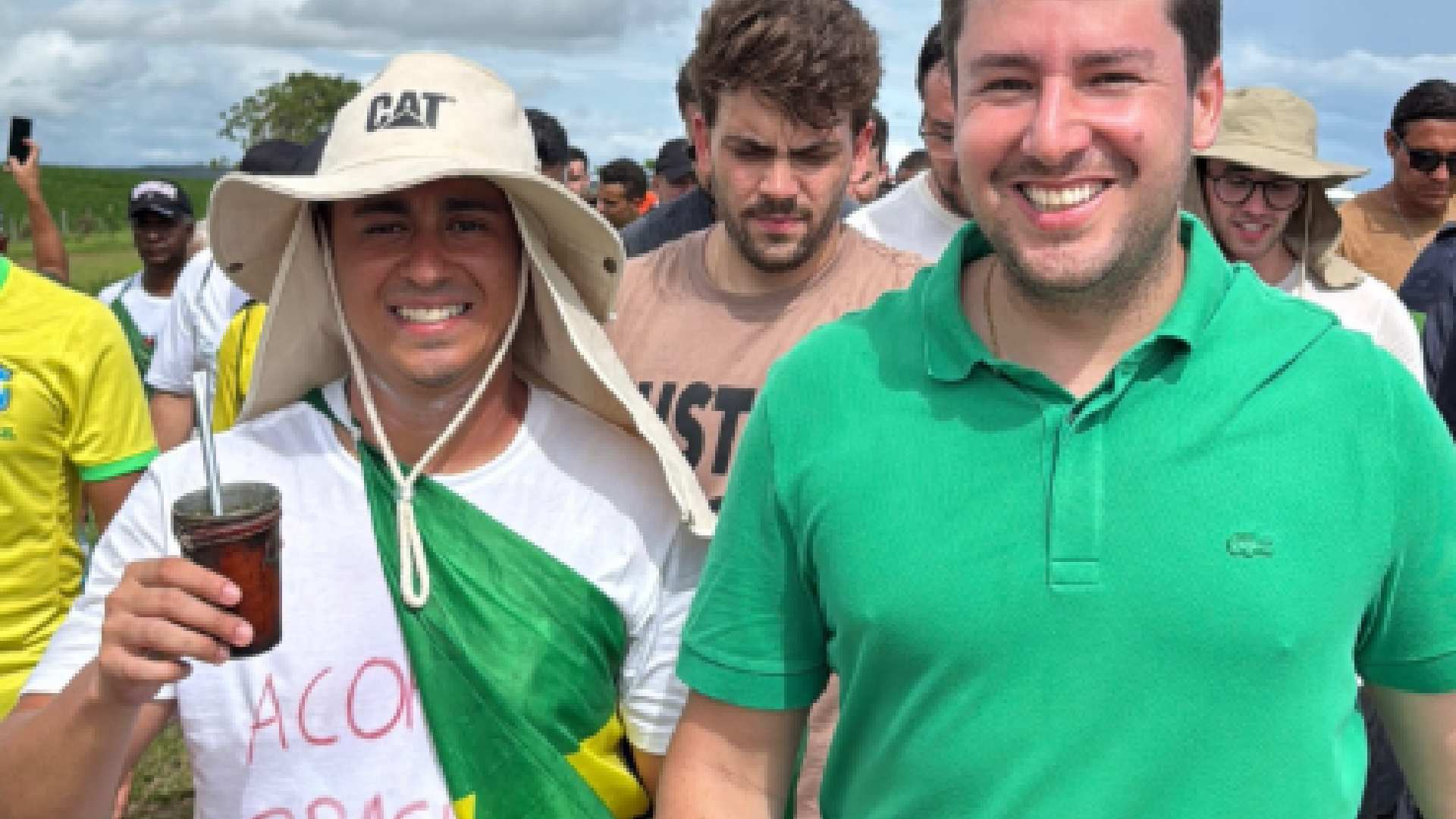 Nikolas Ferreira toma tereré de MS em caminhada até Brasília